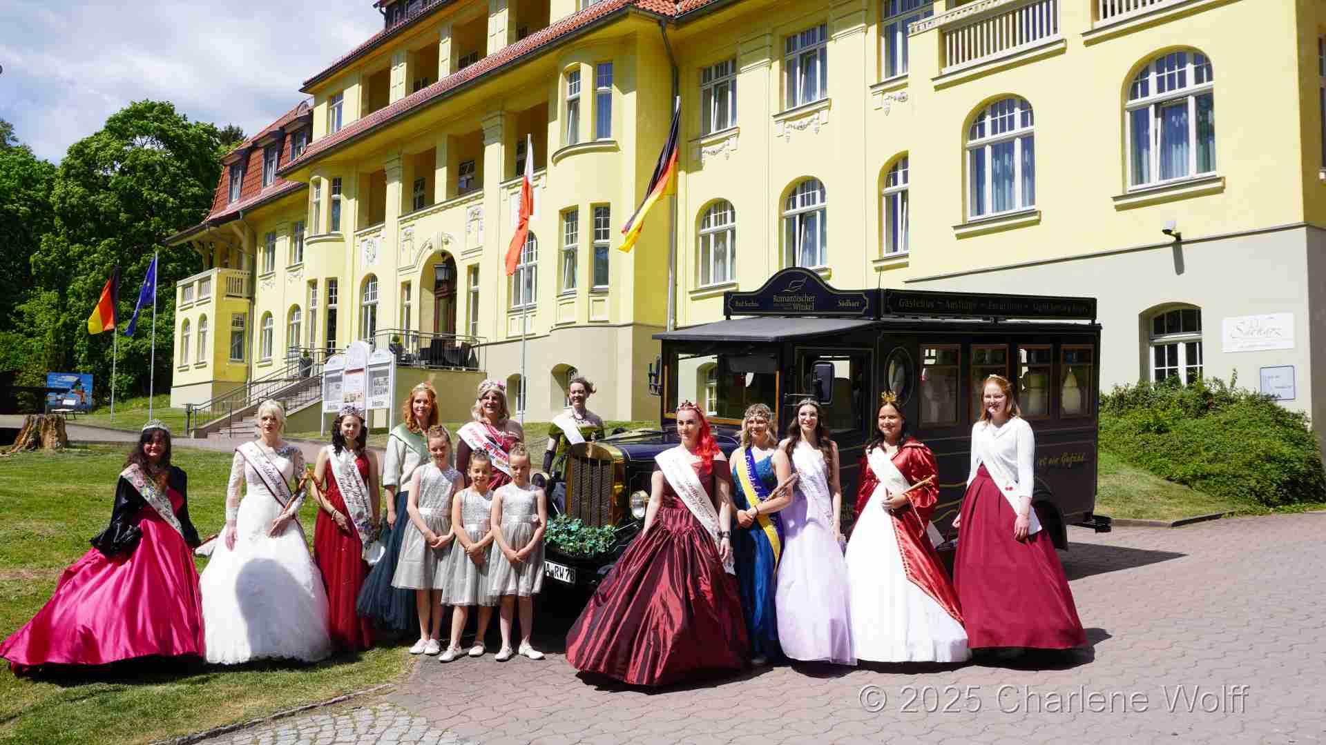 Hoheiten vor einem ehemaligen Sanatorium - heute Hotel